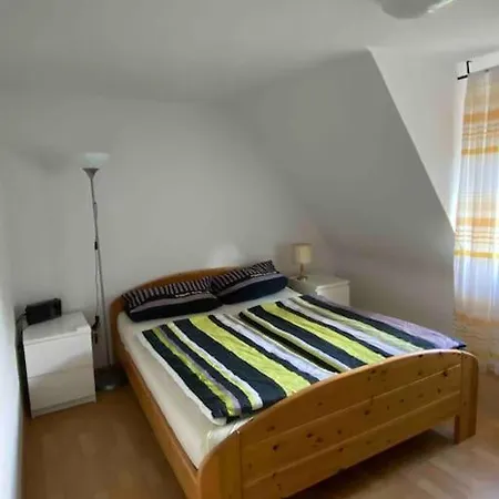 아파트 Nice With Garden And Fire Place